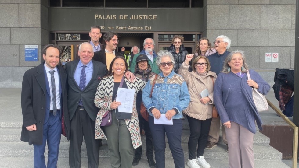 Les Mères Mohawks devant le palais de justice de Montréal, accompagnées d'orphelins de Duplessis et de Lana Ponting, une survivante du programme MK-Ultra.