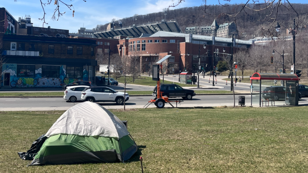 Un campement itinérant sur la rue Parc.