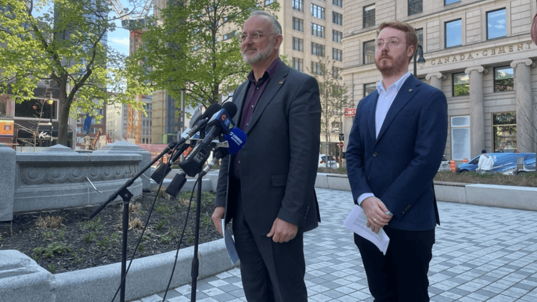 Le chef de l'Opposition officielle à l'hôtel de ville de Montréal, Aref Salem accompagné par le porte-parole de l'opposition officielle en matière de développement économique, Julien Hénault-Ratelle.