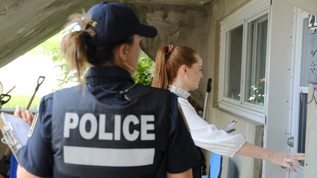 Le SPVM s'est associé au Centre du Vieux-Moulin de LaSalle pour des opérations de porte-à-porte visant à informer les personnes aînées.