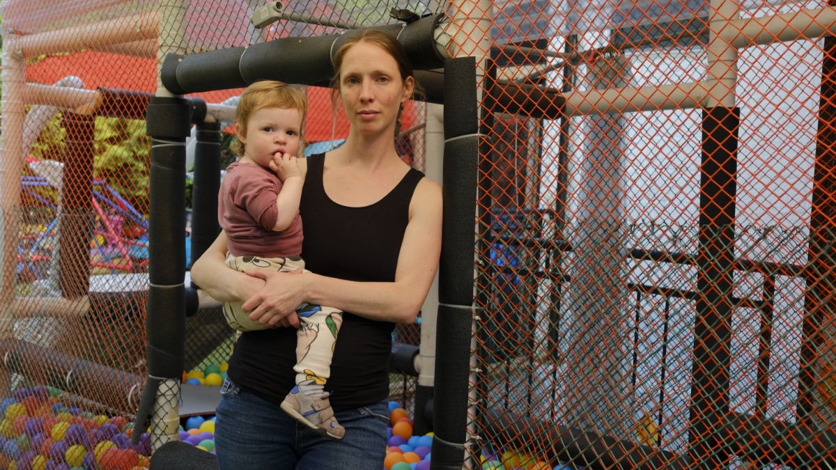 Michèle et sa petite de 18 mois, dans la cour de la garderie Les Petits Scouts.