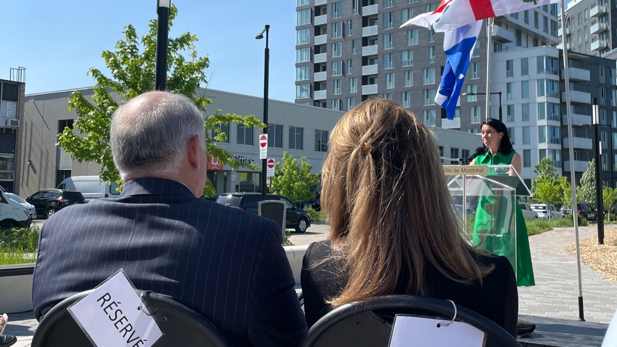 Le ministre responsable de la Métropole, Pierre Fitzgibbon et la ministre responsable de l'habitation France-Élaine Duranceau écoutent la mairesse Plante faire son discours à l'occasion du lancement du comité GALOPH.