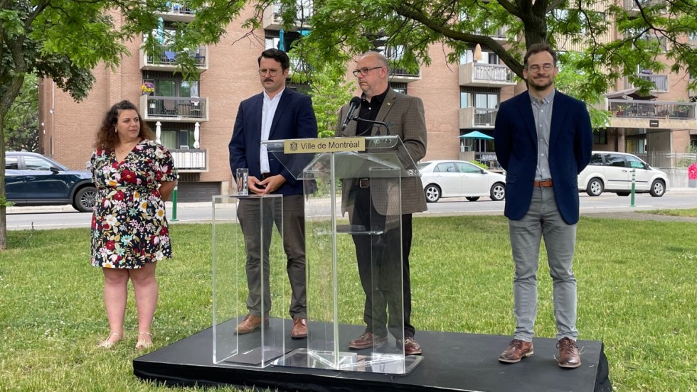 [De gauche à droite]La conseillère de la ville - Maisonneuve-Longue-Pointe et désignée de Ville-Marie, Alia Hassan-Cournol, le maire de l’arrondissement de Mercier–Hochelaga-Maisonneuve, Pierre Lessard-Blais, le vice-président et responsable de l’habitation et de la stratégie immobilière au comité exécutif de la Ville de Montréal, Benoit Dorais, et le directeur de la gestion des demandes, des logements abordables, et des suppléments au loyer à l’Office municipal d’habitation de Montréal (OMHM), Vincent Brossard.