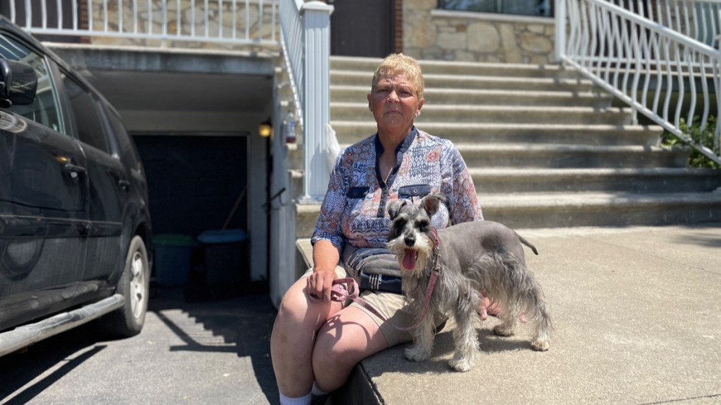 Ginette Henrichon devant l'entrée de son logement dans Saint-Léonard.