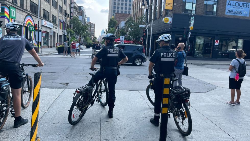 Des policiers patrouillent dans le Village.