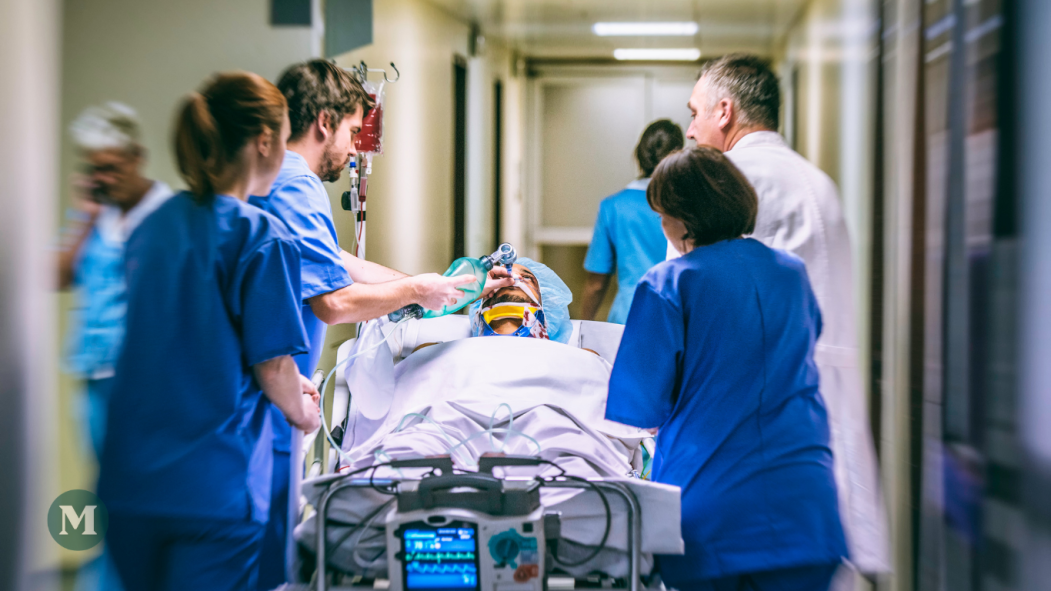 Des employés d'un hôpital traitent un patient aux urgences.