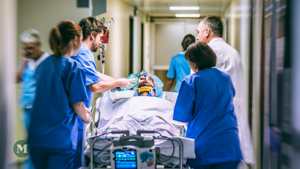 Des employés d'un hôpital traitent un patient aux urgences.